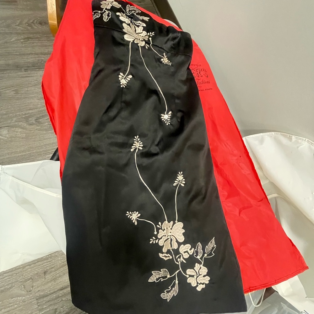 Elegant Black Dress with Floral Embroidery